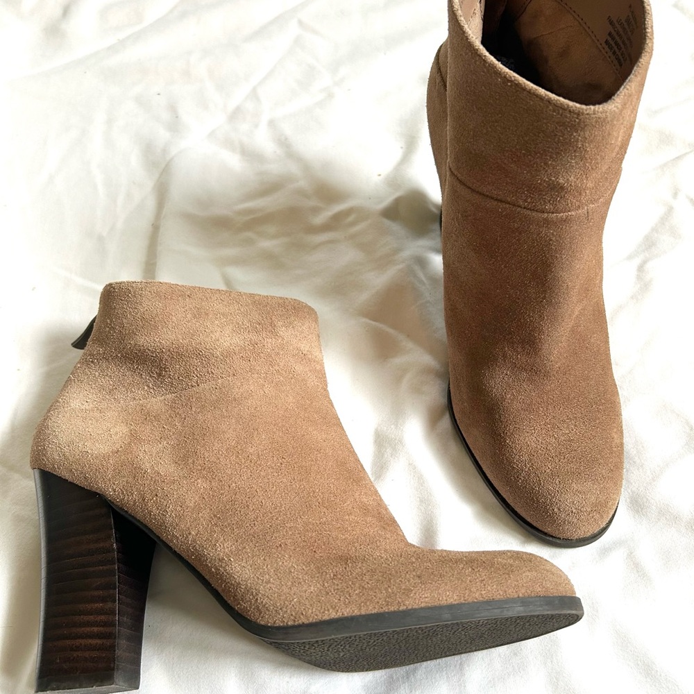 BCBGeneration Size 9 Booties Kleina Boots     Tan Suede ankle booties.